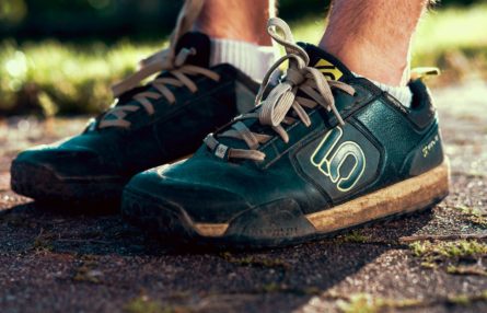 The best downhill shoes – FiveTen Freerider Test