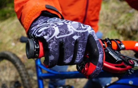 4 mountainbike gloves in comparison!